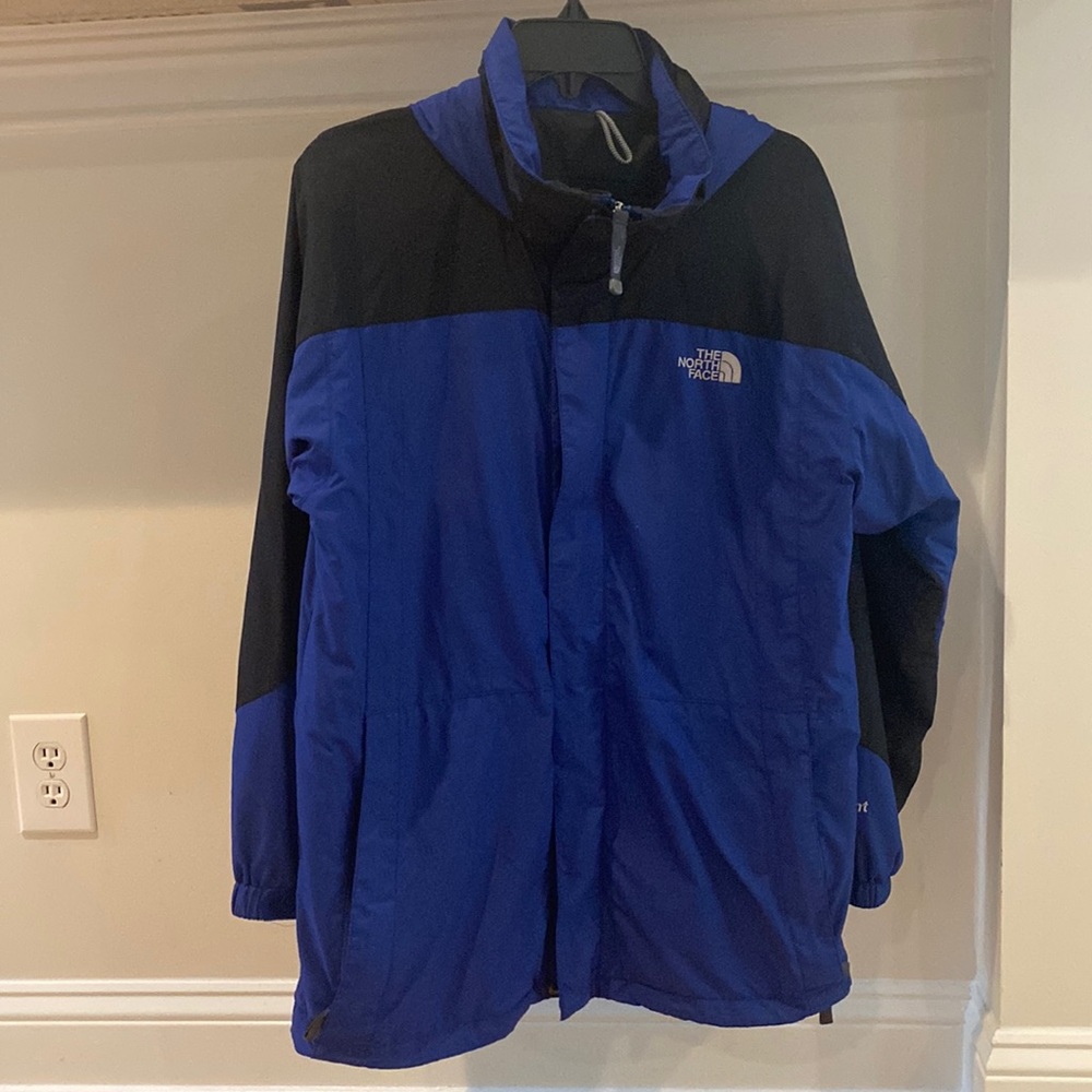 North Face rain parka with hood and sleeve that tighten to keep you dry! Medium